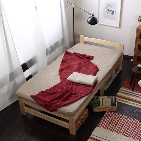 【温もりあるナチュラル】
パイン材の優しい木目が引き立つナチュラルカラーは、北欧風から和モダンまで幅広いテイストと好相性で、お部屋にぬくもりとやすらぎをプラスしてくれます。